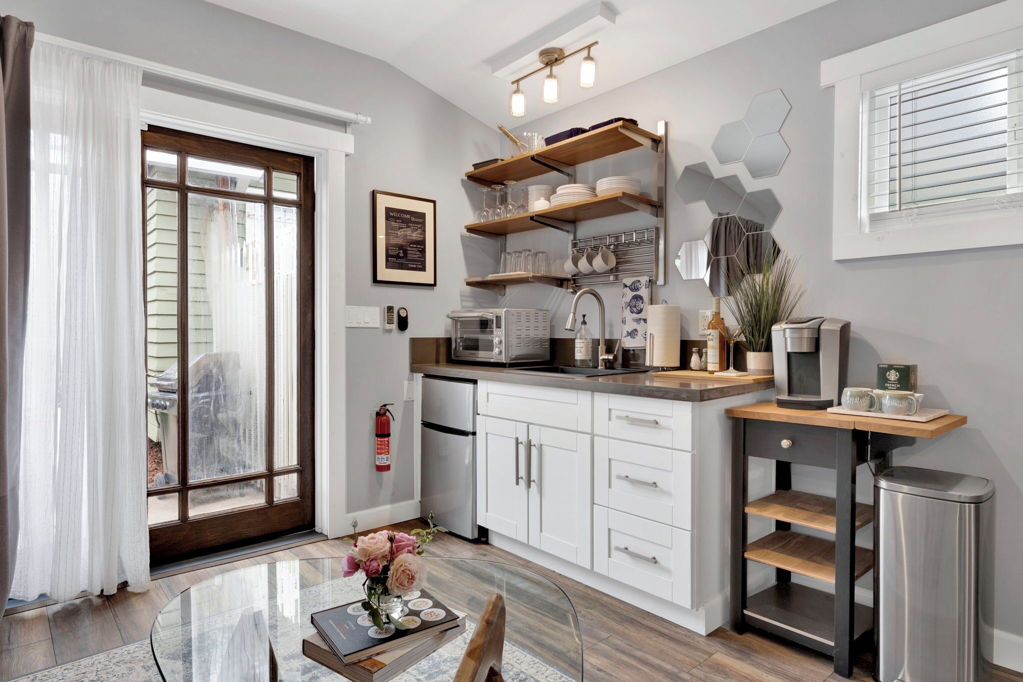 Microwave, coffee/tea maker, toaster, blender