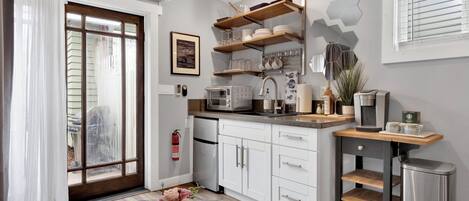 Mikrowelle, Wasserkocher mit Kaffee-/Teezubehör, Toaster, Mixer