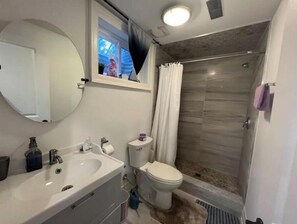 Asciugacapelli, asciugamani, sapone, carta igienica