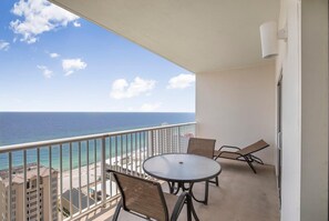 公寓客房, 多張床 (Crystal Tower 1906) | 室外用餐