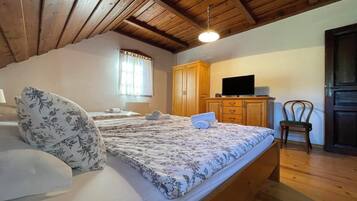 4 bedrooms, in-room safe, desk, WiFi