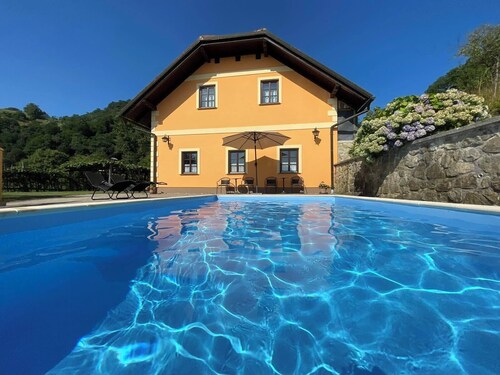 A cozy and luxurious house with a pool beneath mount Donačka gora.