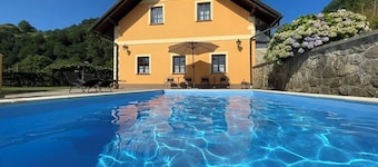 A cozy and luxurious house with a pool beneath mount Donačka gora.