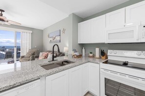 Condo, Plusieurs lits (The Dunes 502) | Cuisine privée | Un four