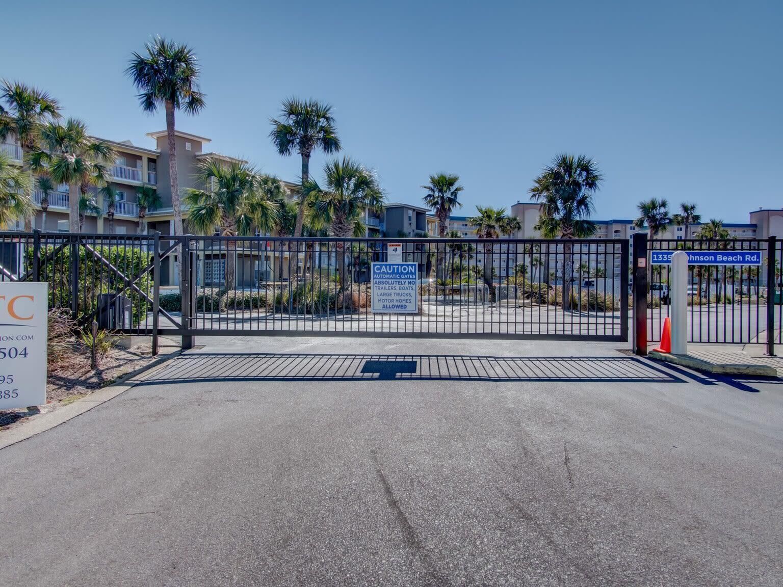 Una entrada cerrada a un área residencial, con un letrero que indica que no se permiten vehículos grandes.