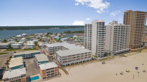 Ein Hotel an der Küste mit mehreren Hochhäusern, einem Strand und einer Marina.