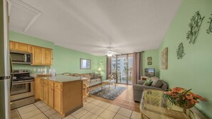 Un espacio habitable compacto con cocina, comedor y sala de estar.