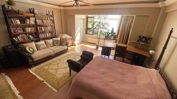 6 bedrooms, iron/ironing board, WiFi, bed sheets