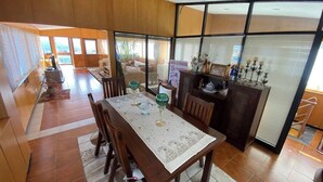 Un espace repas comprenant une table en bois, des chaises et un élément décoratif central.