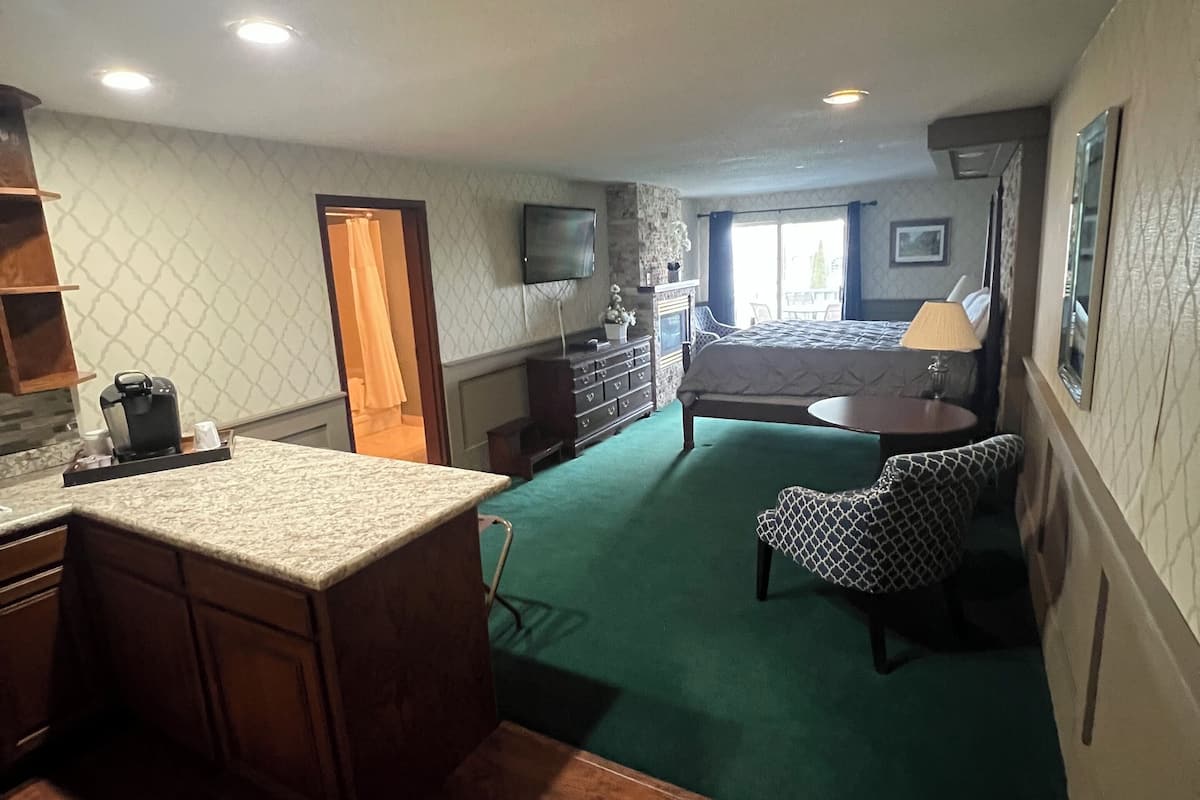 Habitación Deluxe, 1 cama King size, vista al lago | Tabla de planchar con plancha, wifi gratis y ropa de cama
