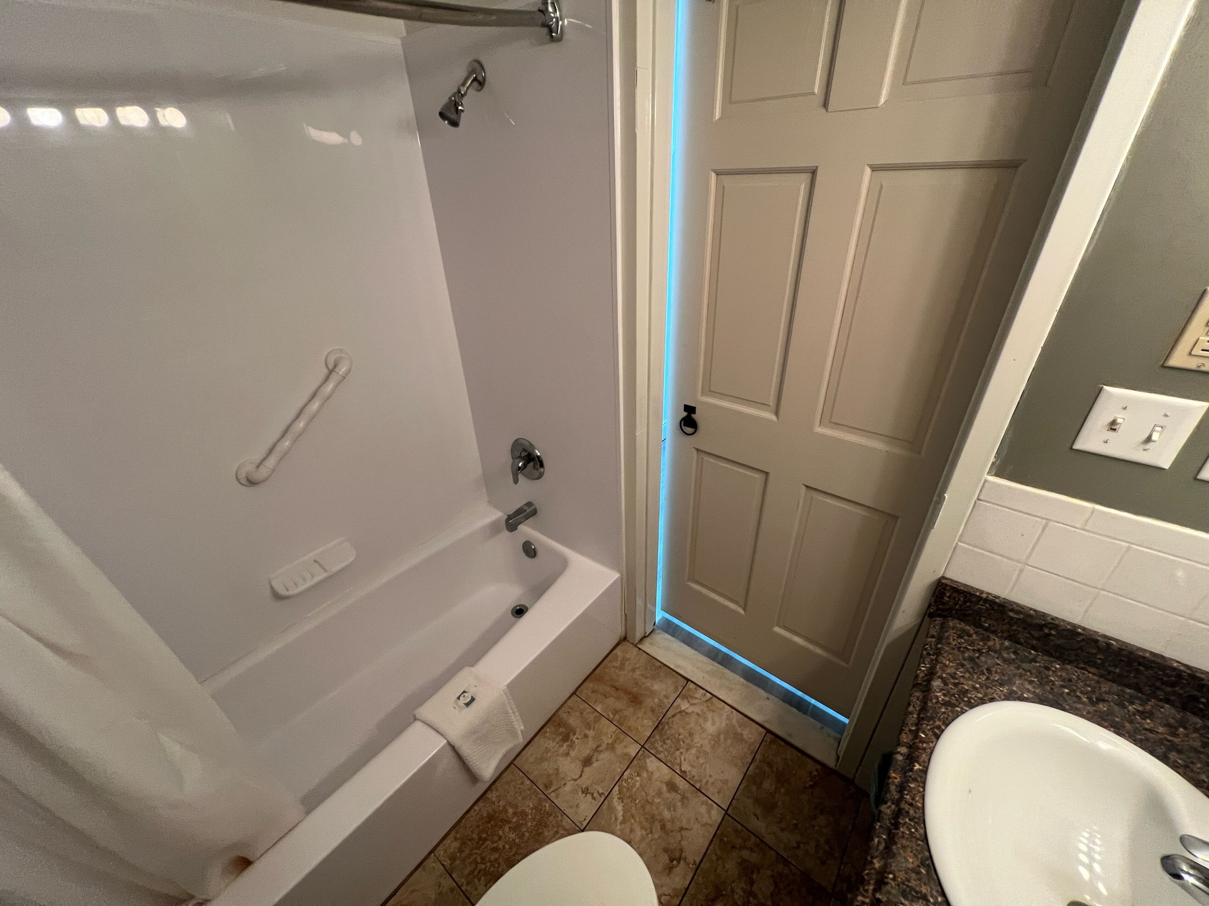 Ein Badezimmer mit Badewanne, Toilette und Waschbecken.