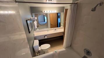 Classic Room, 1 King Bed, Lake View | Bathroom