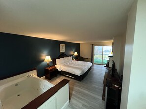 Comfort Room, 1 King Bed, Lake View
