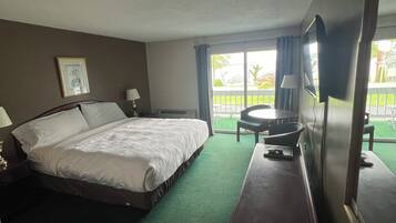 Classic Room, 1 King Bed, Lake View
