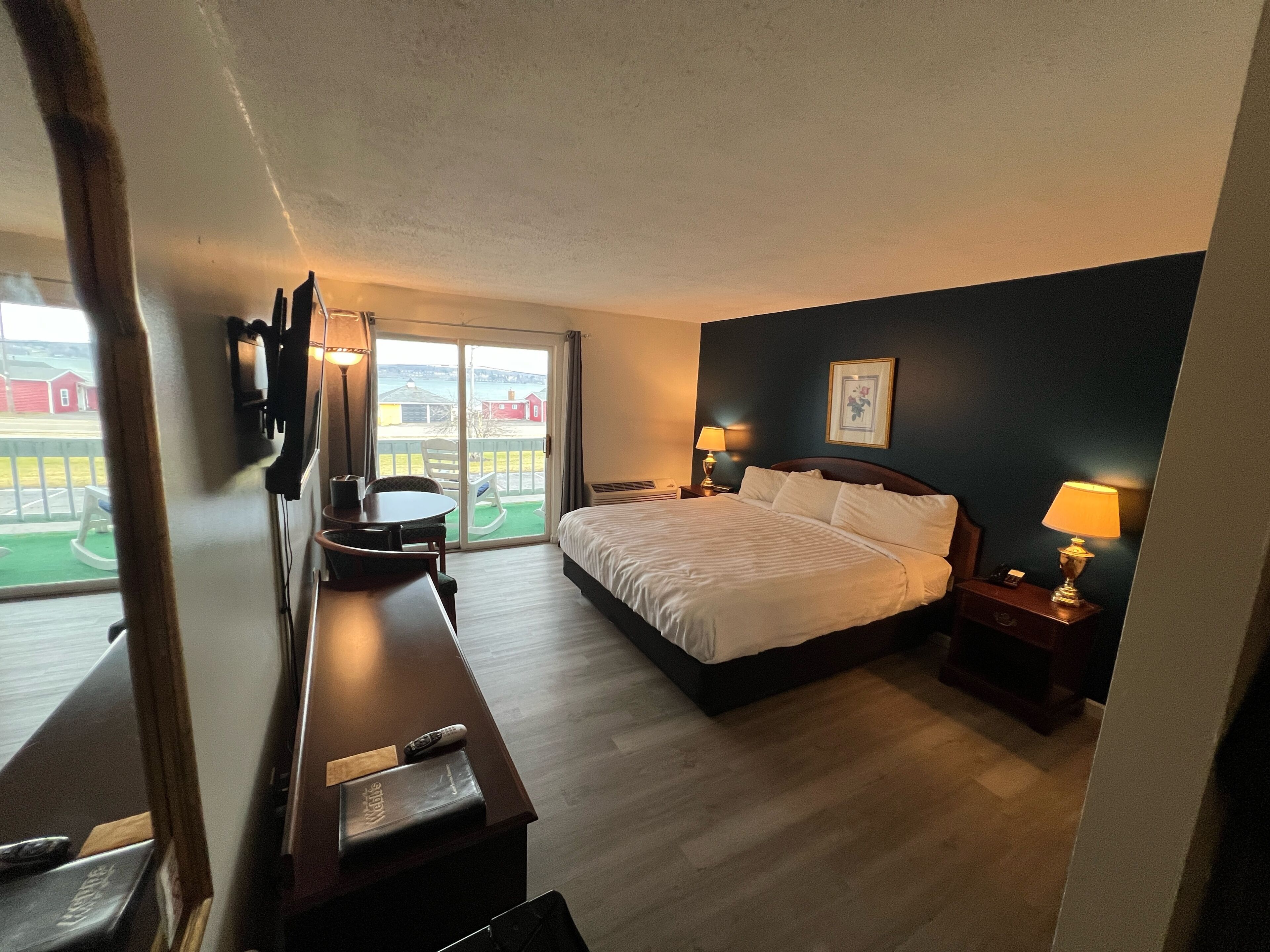 Classic Room, 1 King Bed, Lake View