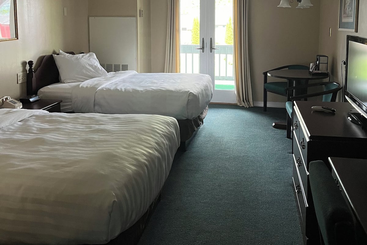 Habitación básica, 2 camas matrimoniales, vista al lago | Tabla de planchar con plancha, wifi gratis y ropa de cama