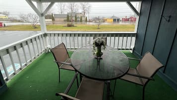 Deluxe-Zimmer, 1Â King-Bett, Seeblick | Terrasse/Patio