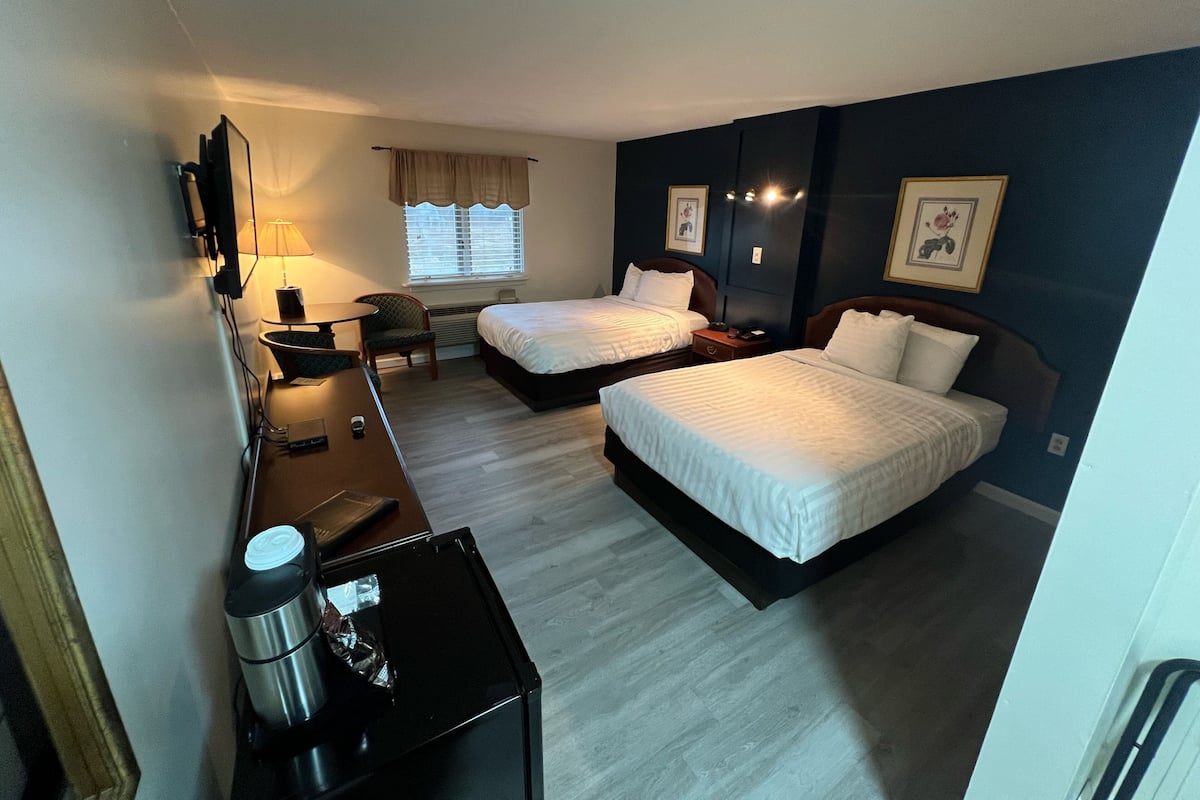 Basic-Zimmer, 2 Doppelbetten | Bügeleisen/Bügelbrett, kostenloses WLAN, Bettwäsche