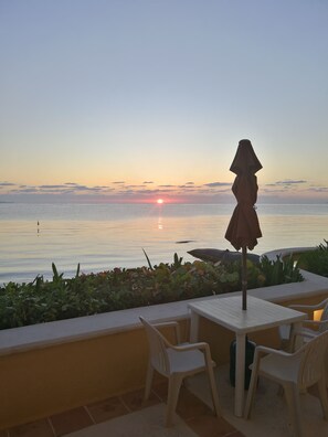 Property grounds - Ocean Front Condo in a Resort Hotel Complex Directly on the Beach, (Cancún)