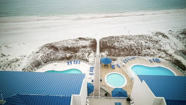 Un complexe hôtelier doté de deux piscines, d’un accès à la plage et offrant une vue sur l’océan.