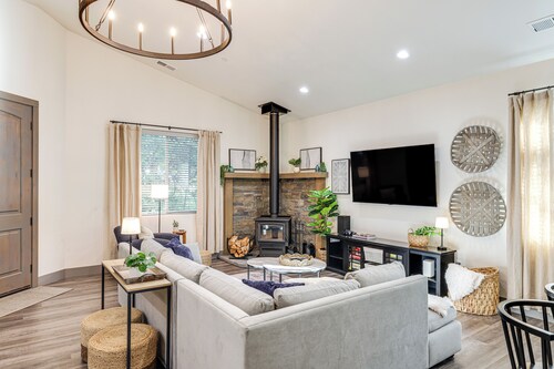 Game Room & Patio: Picturesque Home in Sonora