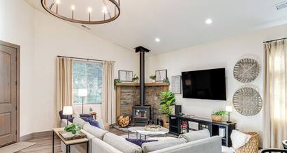 Game Room & Patio: Picturesque Home in Sonora