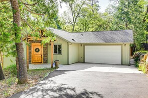 A single-story house with a garage, a front door with a wreath, and a stone planter. - Game Room & Patio: Picturesque Home in Sonora (Sonora)