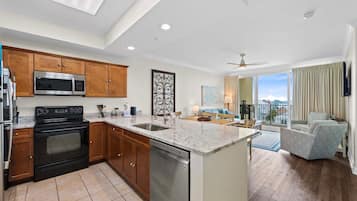 Condo, Multiple Beds (The Indies 303) | Private kitchen | Oven