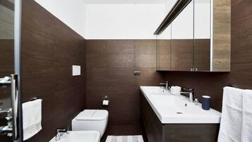 Chuveiro, produtos de toalete grátis, secador de cabelo