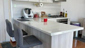 Refrigerador, microondas, horno y parrilla de estufa