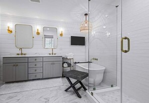 Dusche, Seife, Shampoo, Toilettenpapier