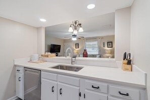 Private kitchen - Gulf View 16 (Gulf Shores)