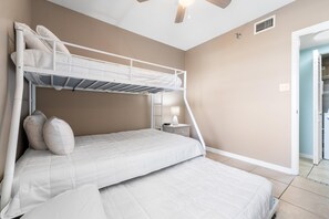 Condo, varias camas (Romar Place 605) | 3 habitaciones y tabla de planchar con plancha