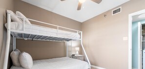 Condo, varias camas (Romar Place 605) | 3 habitaciones y tabla de planchar con plancha