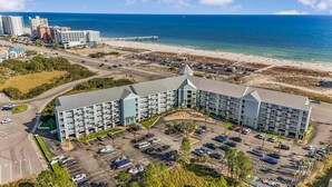 Un hôtel doté d’une cour intérieure, d’un parking et offrant une vue sur la plage.