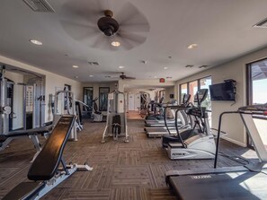 Apartamento, varias camas (Seachase 803W) | Sala de fitness