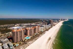 Ein Küstenhotel mit mehreren Hochhäusern, einem Strand und freiem Blick auf den Ozean.