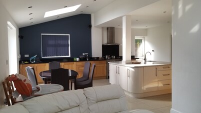 Simply 6 beds house, free parking