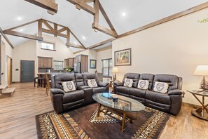 Smart TV, fireplace, books - Gray Wolf Lodge-Private Saltwater Pool, Hot Tub (Hollister)