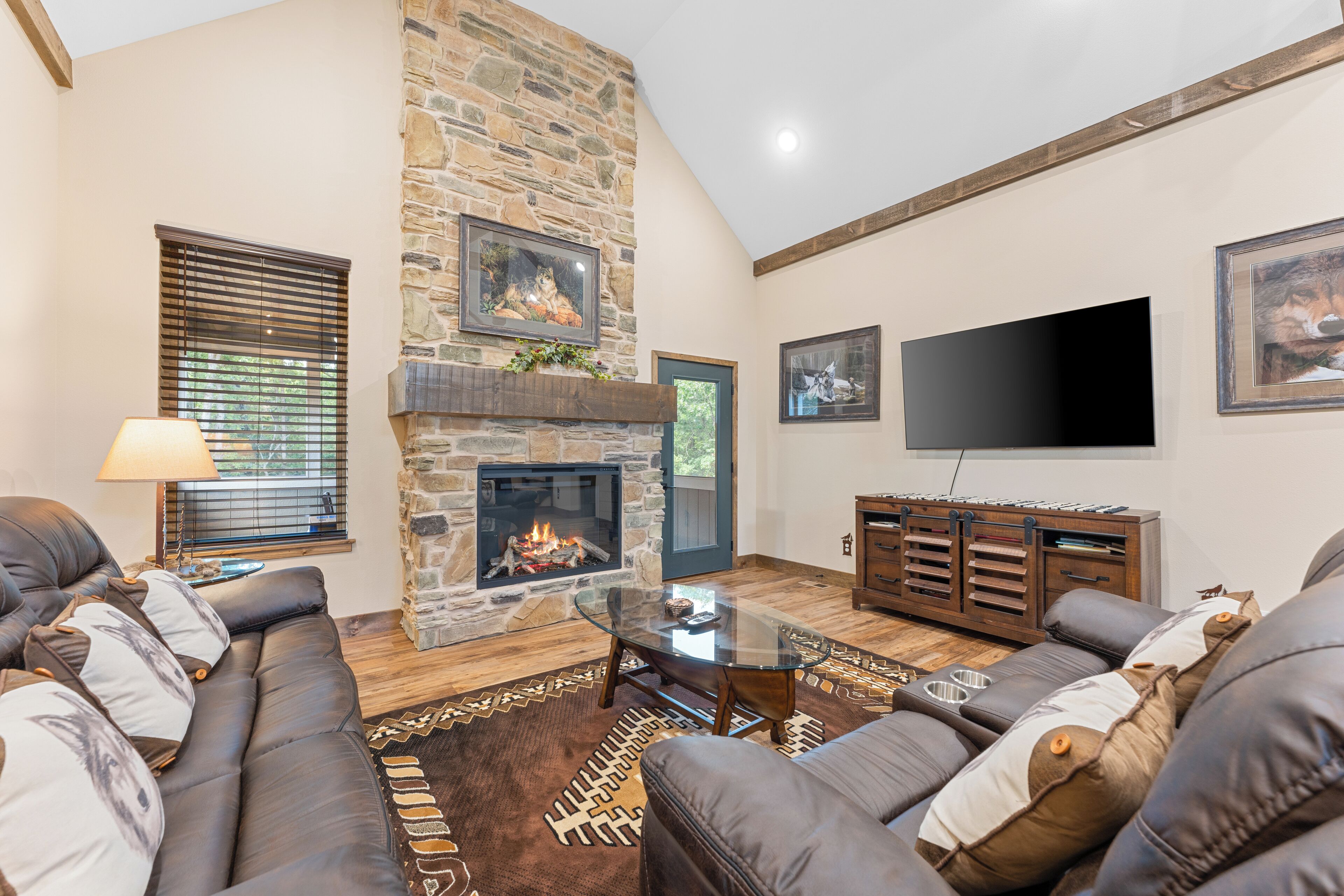 Smart TV, chimenea y libros 