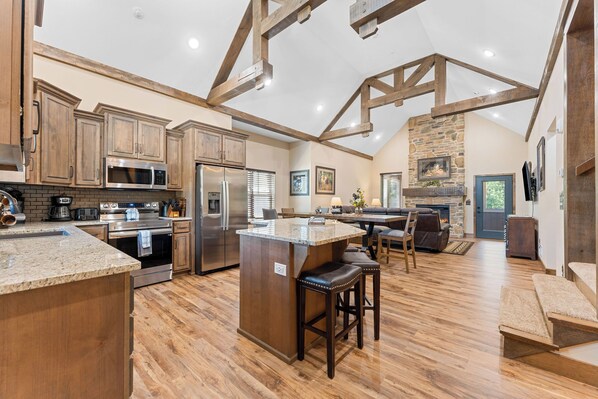 Fridge, microwave, oven, stovetop - Gray Wolf Lodge-Private Saltwater Pool, Hot Tub (Hollister)