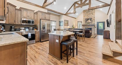 Gray Wolf Lodge-Private Saltwater Pool, Hot Tub