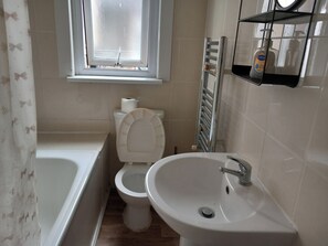 Studio | Badkamer | Een aparte badkuip en douche, een diep bad, toiletpapier