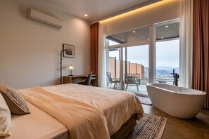 1 bedroom, desk, WiFi, bed sheets