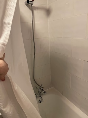 Haartrockner, Handtücher, Seife, Shampoo