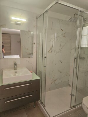 Dusche, Haartrockner, Handtücher