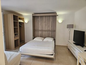 1 slaapkamer, een strijkplank/strijkijzer, gratis wifi, beddengoed