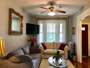 Smart TV - Comfy 4Bd/3Ba Home w/ Parking - U St / Howard / MedStar Hospital (Washington)