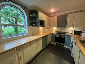 Fridge, microwave, oven, stovetop - Luxury Apartment In London - Pool Spa & Gym (London)