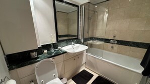 A modern bathroom with a toilet, sink, and shower. - Luxury Apartment In London - Pool Spa & Gym (London)